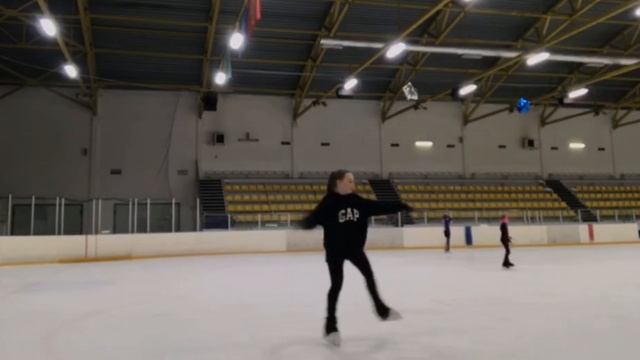 ВРАЩЕНИЯ В ФИГУРНОМ КАТАНИИ ⛸️ | Базовые вращения🌪️ | Пытаюсь делать вращения// смотреть онлайн