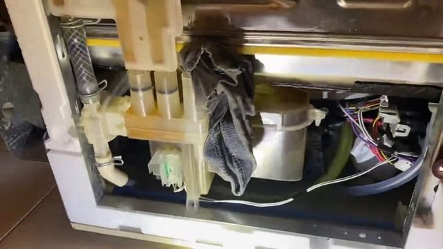 Посудомоечная машина Beko, ошибка Е01, нашел почему вода скапливается внизу поддона