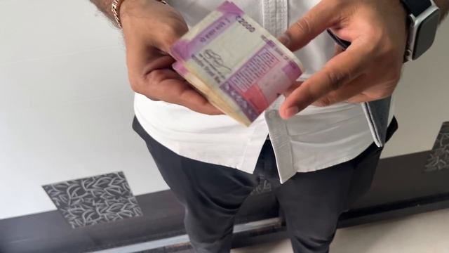 Mere cupboard mein se 2000 ki notes mili usme meri kya galti? Muje bahut rona aya. смотреть онлайн