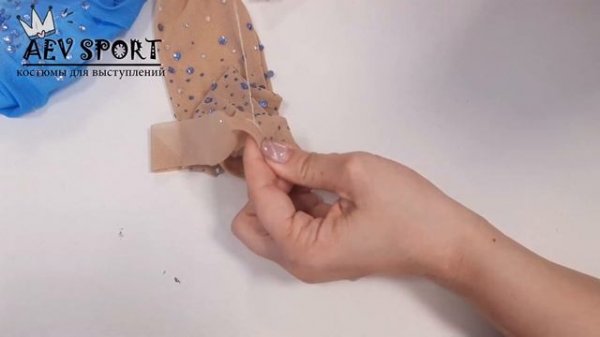 Петля на палец в платье для фигурного катания, купальнике для гимнастики