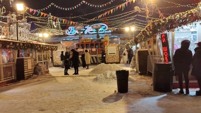 Красная площадь Ярмарка Играет плясовая музыка Хорошее настроение и девушка решила сплясать #Moscow смотреть онлайн