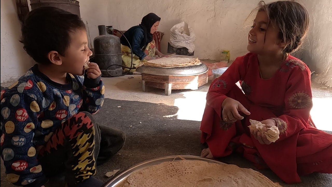 Lonely but Determined: A Nomadic Mother's Struggle to Provide for Her Children смотреть онлайн