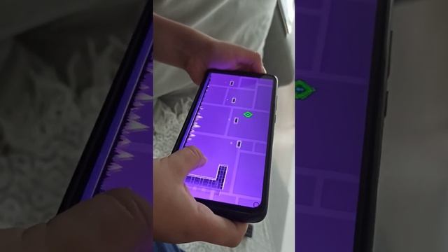 Егор играет в Geometry dash lite. Учимся играть. смотреть онлайн