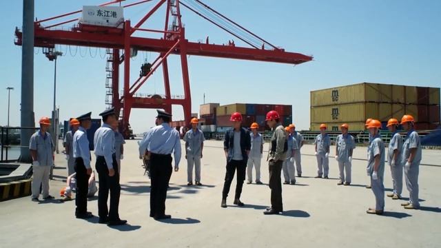 年輕局長碼頭視察，一眼發現空箱子有問題，不料竟牽出走私案！ смотреть онлайн