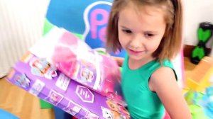 Макс и Катя играют с сюрпризами в огромных яйцах.