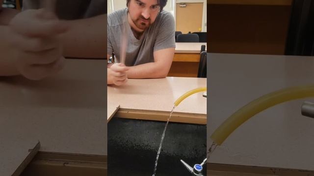 Water Bending Physics Demo - Electricity & Polar Molecules смотреть онлайн