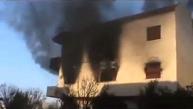 Syria - Homs - Baba Amr - 20111203 - Footage of a bunring house - 1b смотреть онлайн