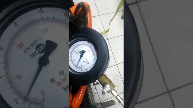 Проверка давления масла и зарядки генератора KTM690 смотреть онлайн