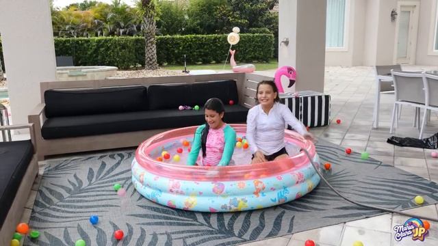 María Clara jugando en la nueva piscina de plástico del parque acuático смотреть онлайн