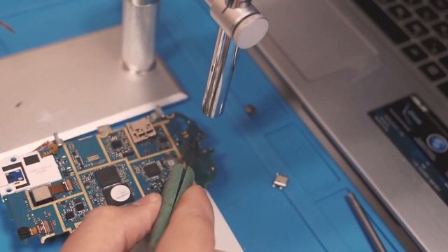 Замена разъема micro USB с помощью фена и паяльной пасты смотреть онлайн