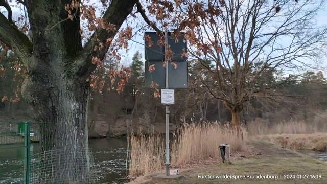 January 27, 2024 шлюз Große Tränke на реке Spree. Велопокатушки с тремя детьми на двух велосипедах смотреть онлайн