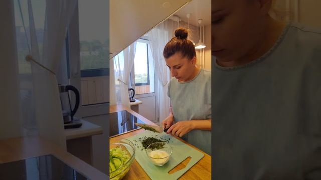 самый быстрый и свежий салат из огурцов рецепт приготовления