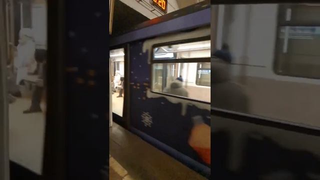 новогодняя Москва 2020 на станции Комсомольская (колц л) #метро #новогоднийпоезд #москва2020 #колцл смотреть онлайн