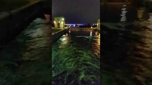 лунная Соната проходит шлюз ночью. смотреть онлайн