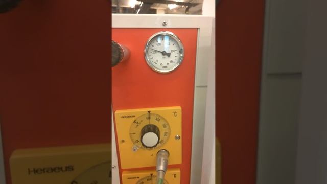 Vacuum Drying oven wit heated shelves Heraeus VT 5050 EKP смотреть онлайн