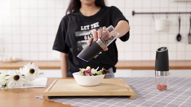 Sweet Alice Electric Gravity Pepper and Salt Grinder Set Review смотреть онлайн