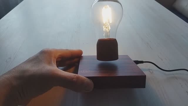 Левитирующая лампочка смотреть онлайн