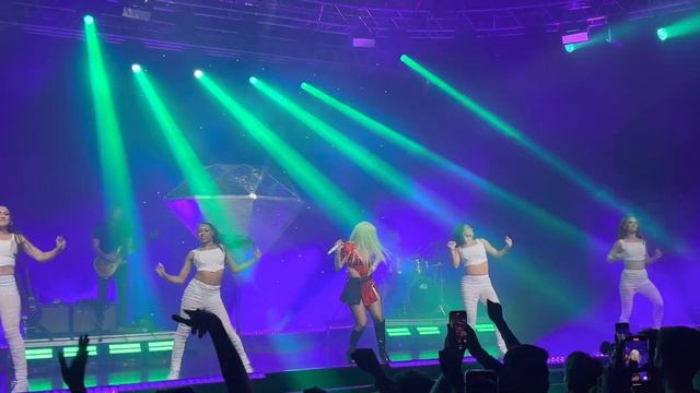 Ava Max - Hold Up (Wait a Minute) [Live @ Fabrique Milano 15-05-2023] смотреть онлайн