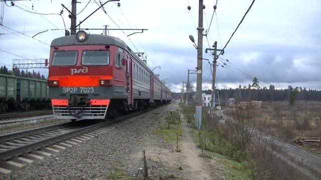 Электропоезд ЭР2Р-7023 станция Поварово-3 смотреть онлайн