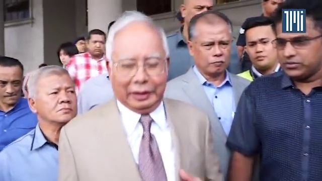 SRC case | Najib shouts, pushes police officer outside court смотреть онлайн