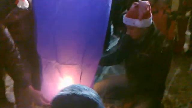 Пушистый снежок! Запустили шар в небо! Новый год! Fluffy snow! We launched a balloon into the sky! смотреть онлайн