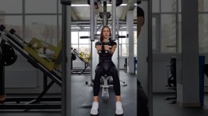 Сведение рук в тренажёре "Пек-дек"