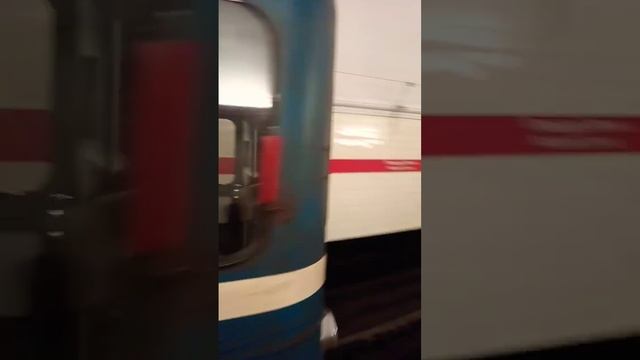 Метропоезд" Ема-502 Улетает со ст. Пл. Ленина в реальной жизни! #train #метро #ема502 #спб #поезд смотреть онлайн