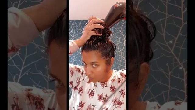 How To Curl Your Hair....Cantu comeback curl spray смотреть онлайн