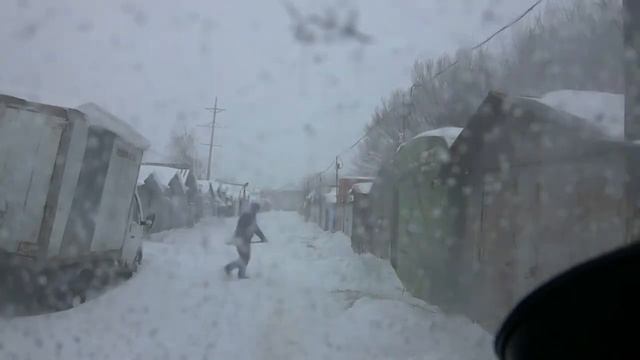Откапываю белую Газель в метель чтоб загнать на ремонт. Зимние сложности в гаражах.