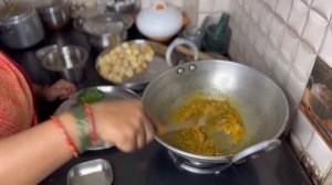 Тети показывают рецепт картошки с лепешками, как готовят в столице Индии. Пури бхаджи/puri bhaji