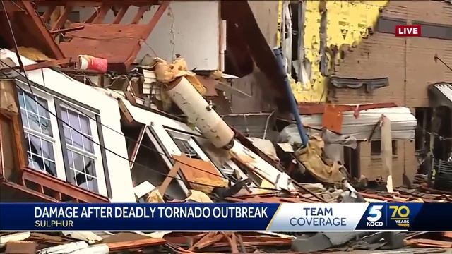 Assessing damage in Sulphur after deadly tornado outbreak in Oklahoma смотреть онлайн