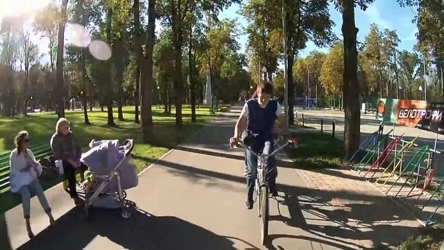 Dmytro and Dasha riding tandem bike смотреть онлайн