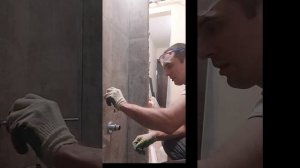 Установка подвесной мини раковины Grohe euro ceramic в туалете