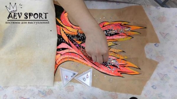 Как приклеить стразы горячей фиксации (термостразы) утюгом на купальник для гимнастики