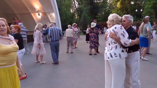 ТЫ ОБНИМИ И ПОЦЕЛУЙ МЕНЯ, НЕЖНО, НЕЖНО! СЧАСТЛИВЫЕ МОМЕНТЫ ИЗ ПАРКА ГОРЬКОГО ХАРЬКОВ ТАНЦЫ смотреть онлайн