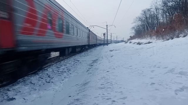 Электровоз ЭП1-163 со скорым поездом №061М Владивосток-Москва зимним вечером на Транссибе. смотреть онлайн