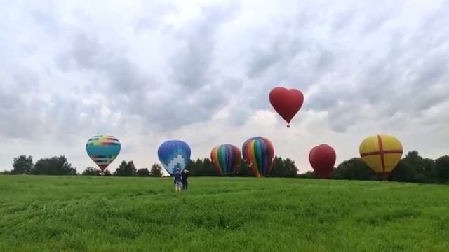 Взлет аэростатов на поле возле нашего поселка смотреть онлайн