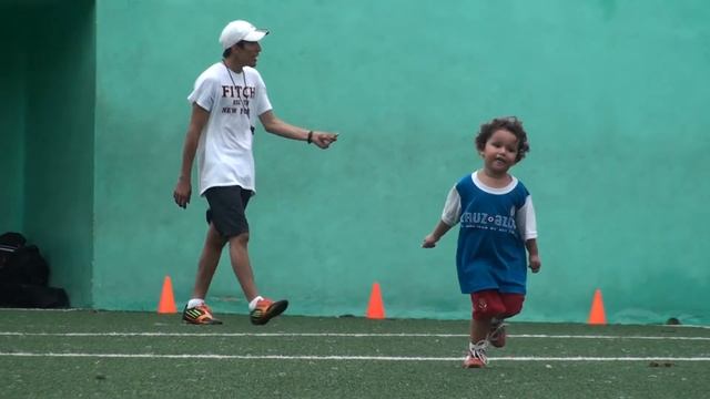 Niño Crack del futbol en entrenamiento смотреть онлайн