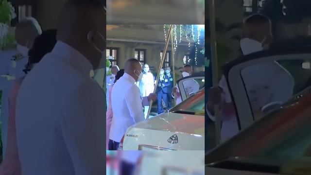 泰國王室禮儀真繁瑣，侍衛們跪著打開車門，女眷們對泰王行屈膝禮，蘇提達王後也不能免禮 смотреть онлайн