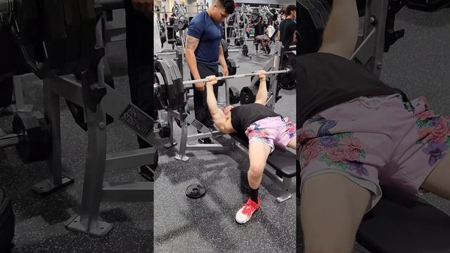Bench Press (335 lbs), No Gram Louie goes for 1 rep 8-15-22 смотреть онлайн