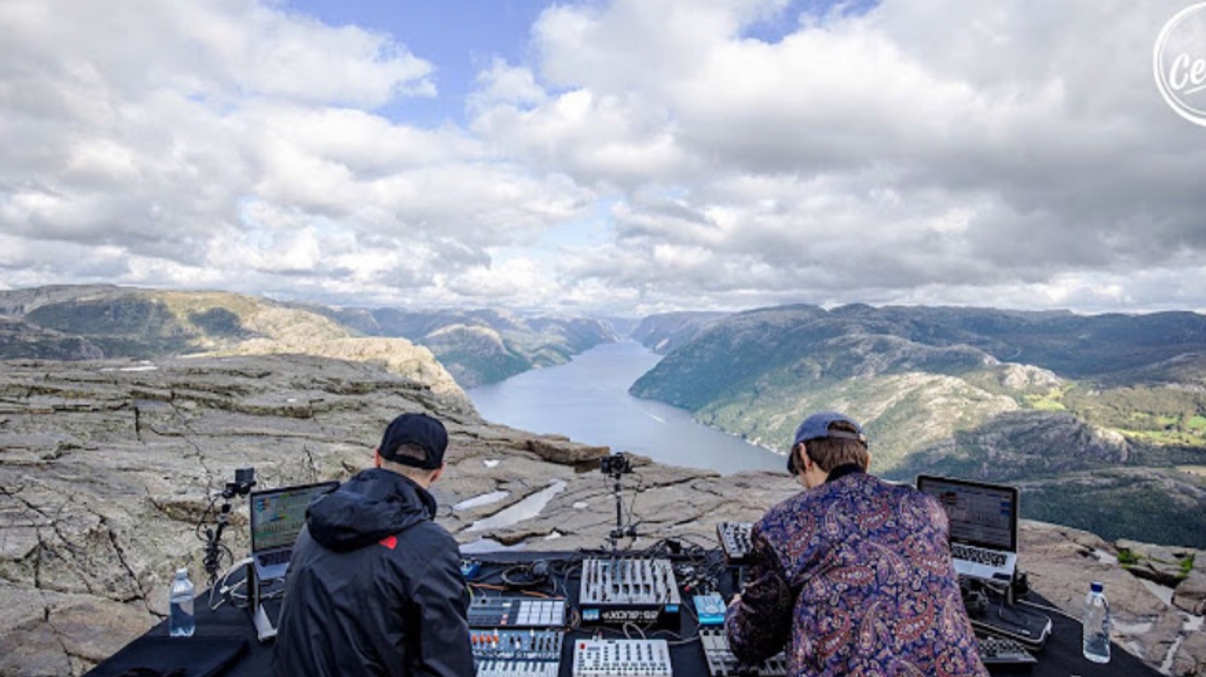 Диджей сет из Норвегии
Einmusik B2b Jonas Saalbach Live At Preikestolen In Norway For Cercle