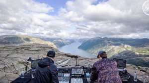 Диджей сет из Норвегии
Einmusik b2b Jonas Saalbach live at Preikestolen in Norway for Cercle