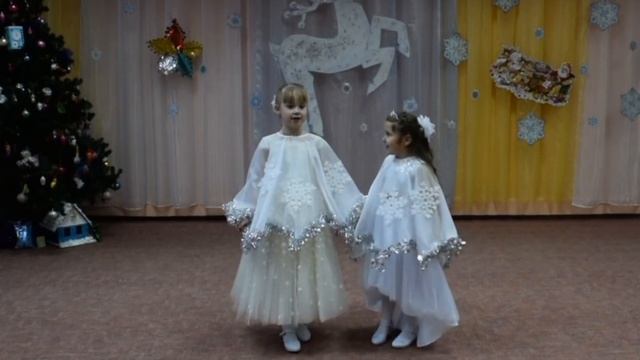 Вход на Новогодний праздник "Волшебных снежинок" старшая группа "Звёздочка" смотреть онлайн
