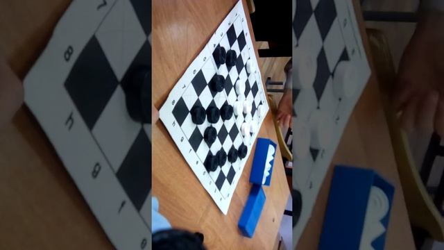 Играю в шашки с Русланом в Школе смотреть онлайн