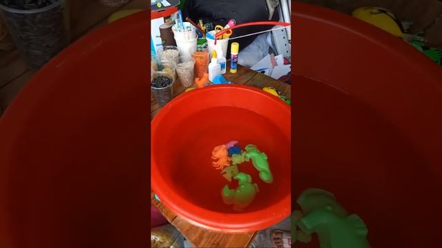 Anna kinder show Ловим рыбок на удочку смотреть онлайн