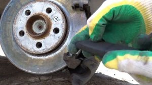 Как поменять МЕСТАМИ передние колодки / Polo Sedan 2013