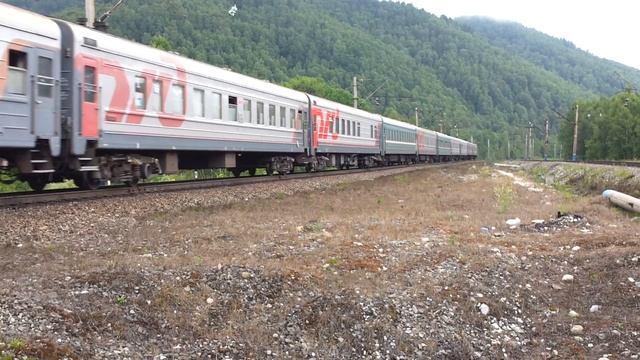 ЭП1-139 с пассажирским поездом у предгорий Байкала, у входного станции Утулик смотреть онлайн