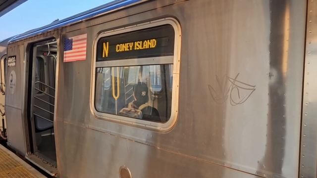 (RARE) Coney Island bound R160B Siemens (N) train arrives and leaves 30 Avenue смотреть онлайн