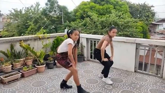 16 Shots Dance Cover by Little Blinks PH смотреть онлайн
