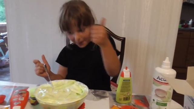 Слаймлаборатория Эксперименты Смешиваем Пену Краски Клей и получаем... смотреть онлайн